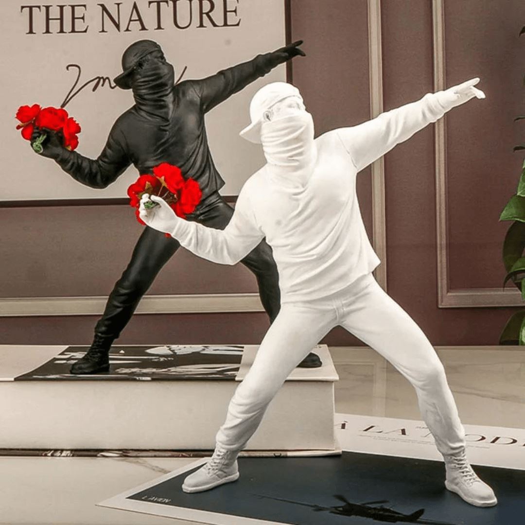 Escultura Criativa Banksy Atirador de Flores