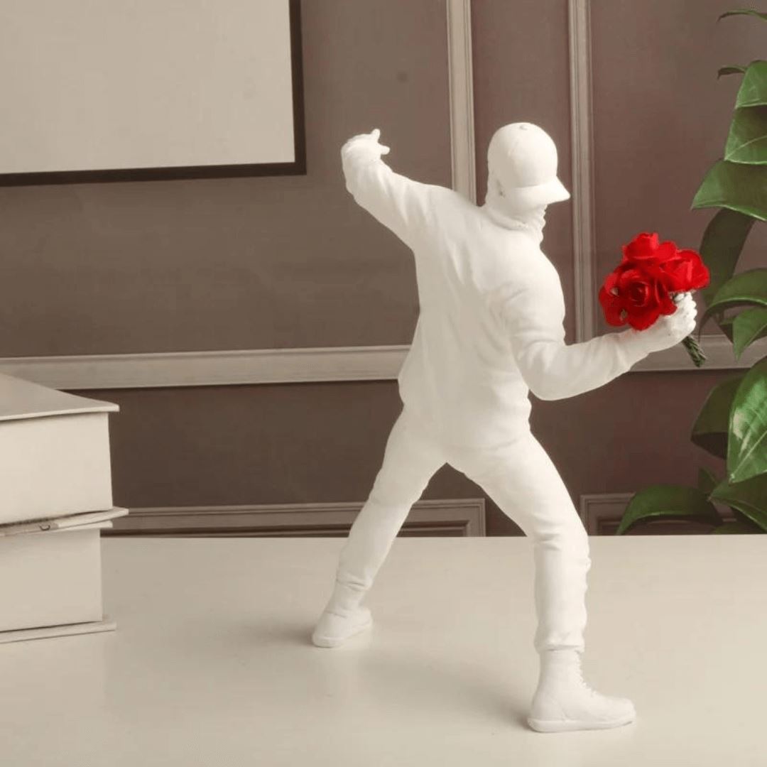 Escultura Criativa Banksy Atirador de Flores