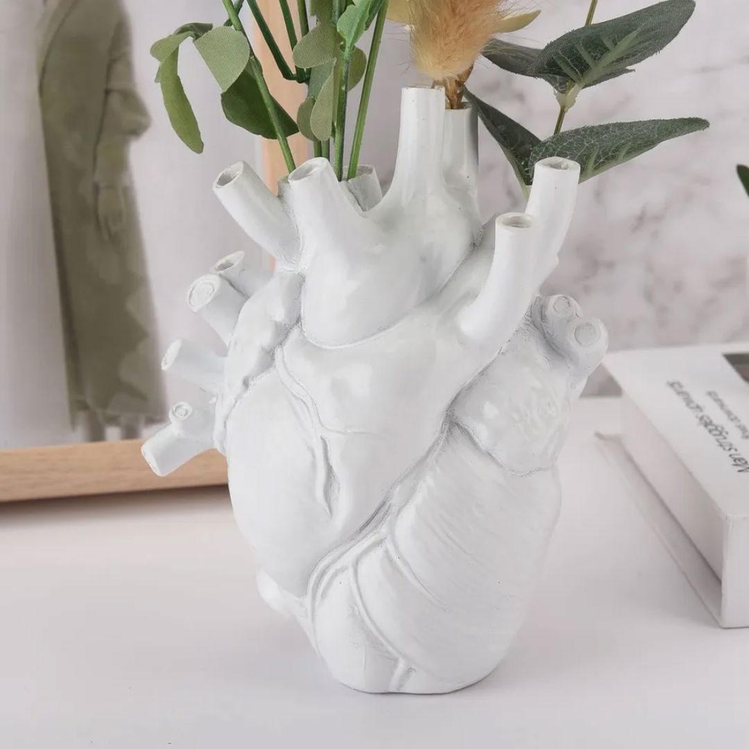 Escultura Coração de Vaso em Resina
