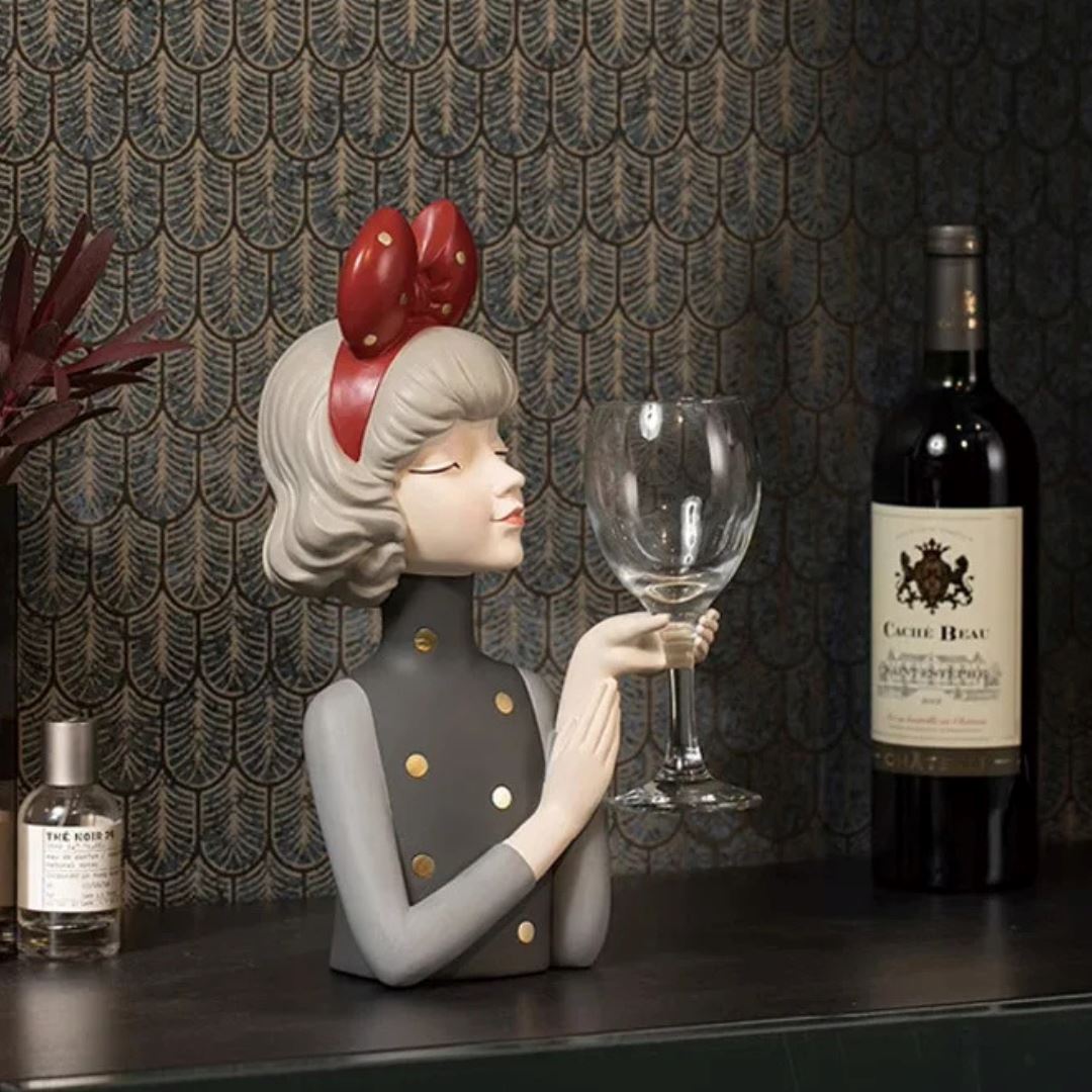 Escultura de Boneca Milly - Suporte para Taça e Garrafa