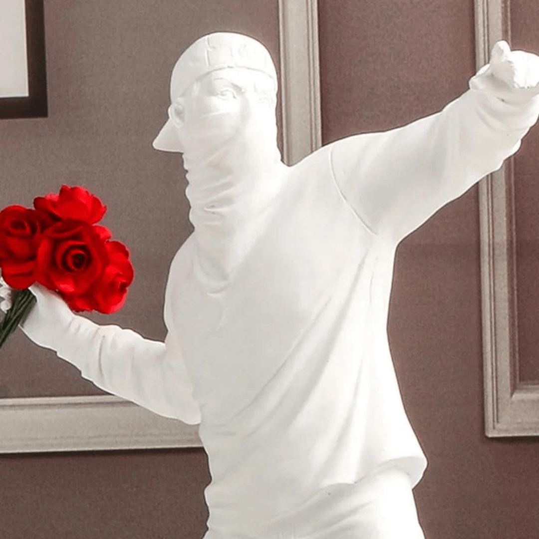 Escultura Criativa Banksy Atirador de Flores
