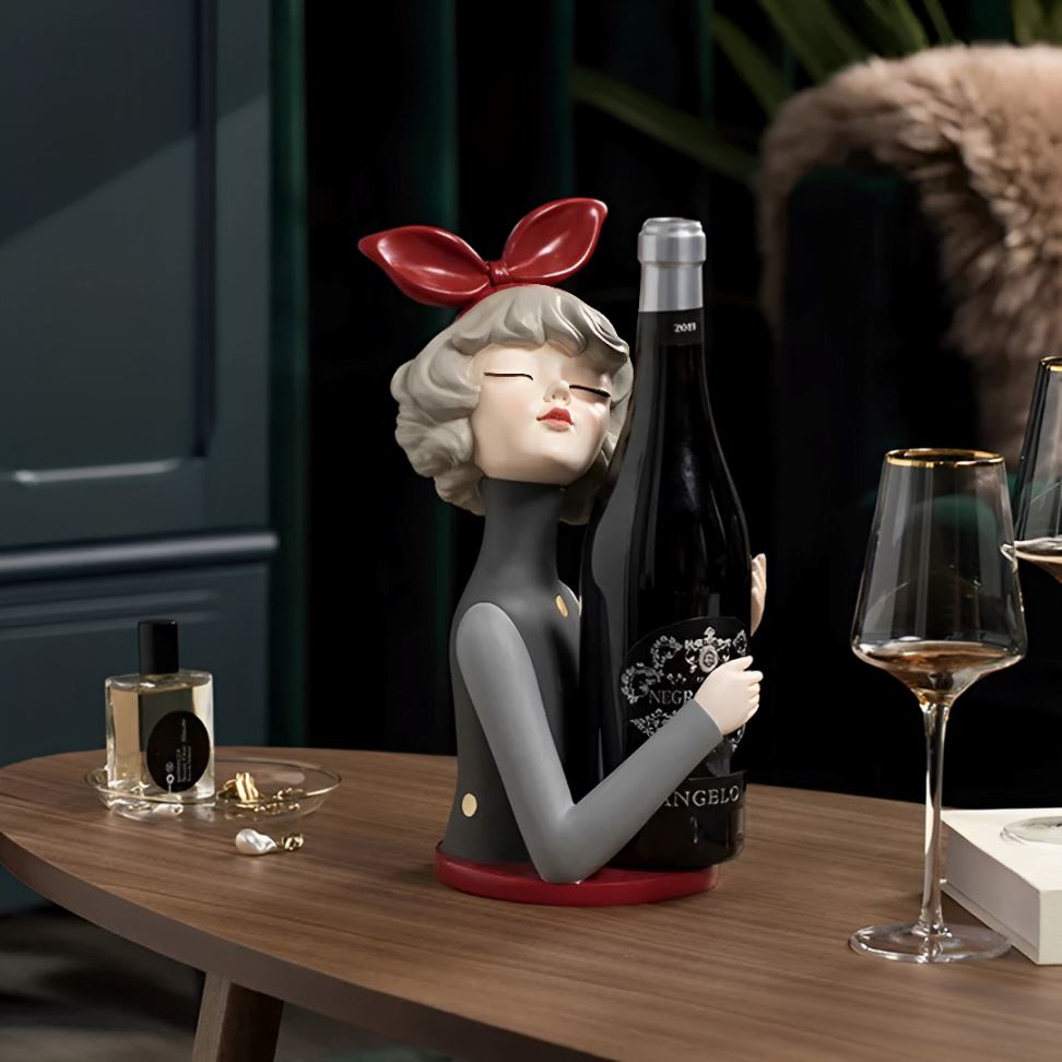 Escultura de Boneca Milly - Suporte para Taça e Garrafa
