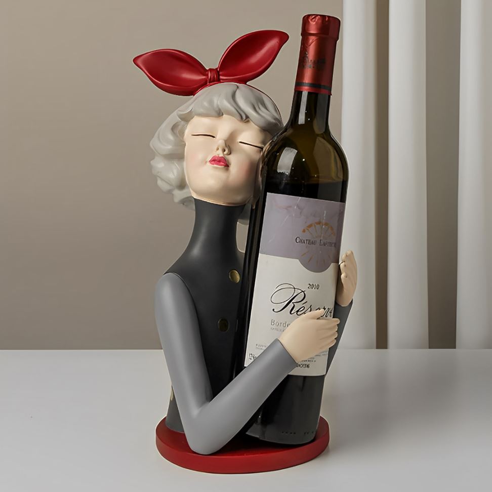 Escultura de Boneca Milly - Suporte para Taça e Garrafa