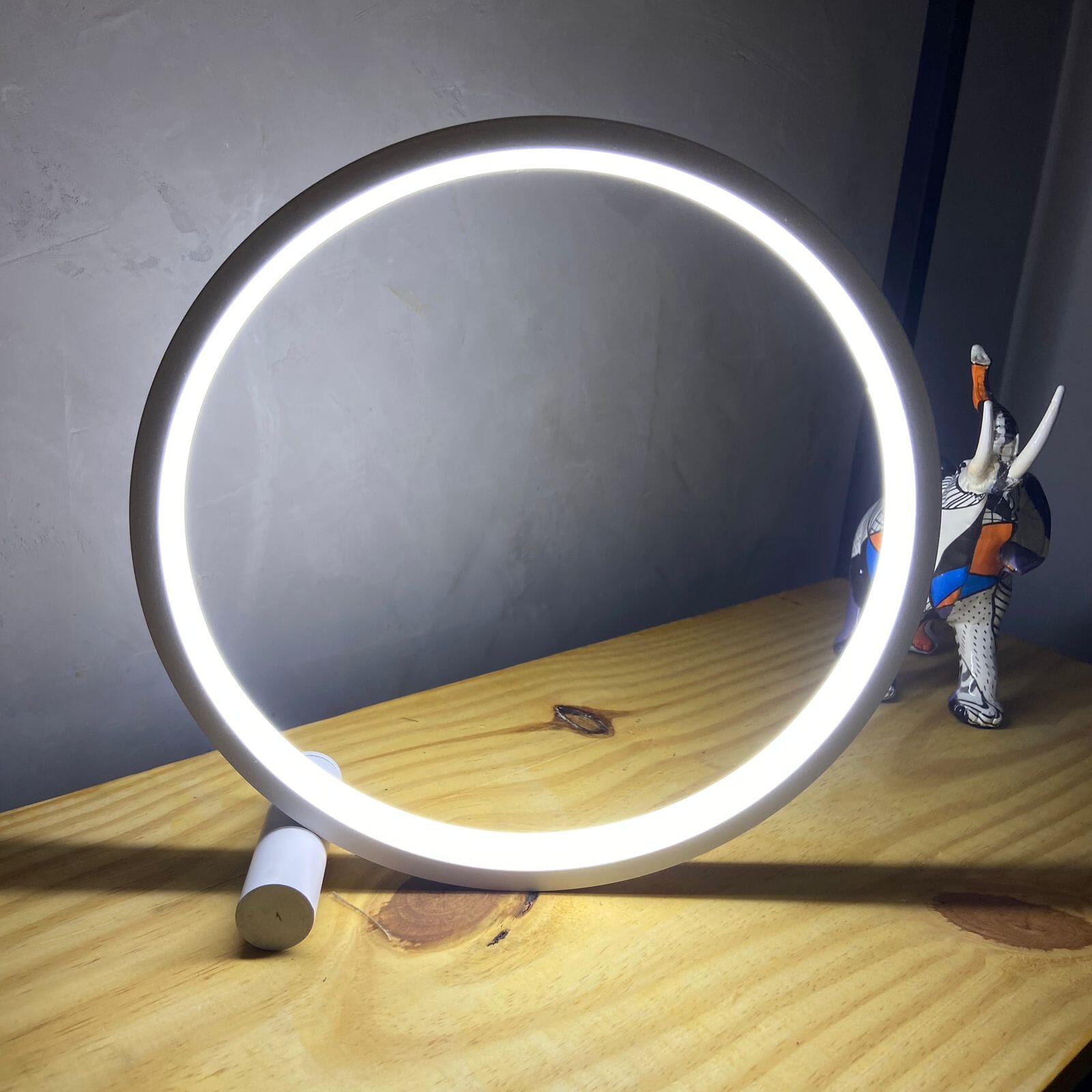 Luminária Minimalista de Mesa Circular Touch LED 25cm - Decors