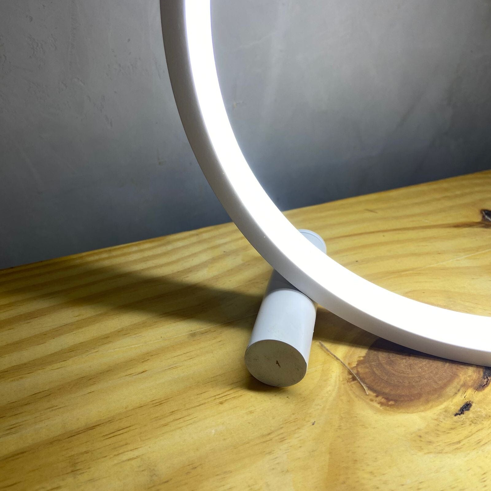 Luminária Minimalista de Mesa Circular Touch LED 25cm - Decors